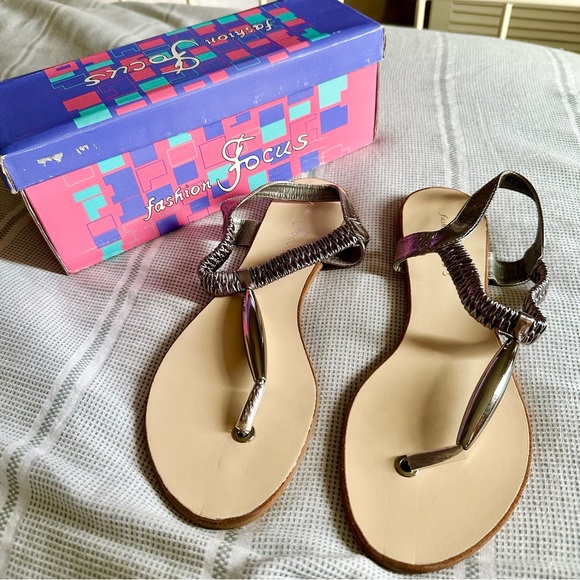 Like NEW Fashion Focus Regina Flats Thong Silver/Gray Sandals Women - Picture 1 of 9